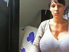 Hot Brunette Hiding Her Massive Boobs Amateur Porno Video